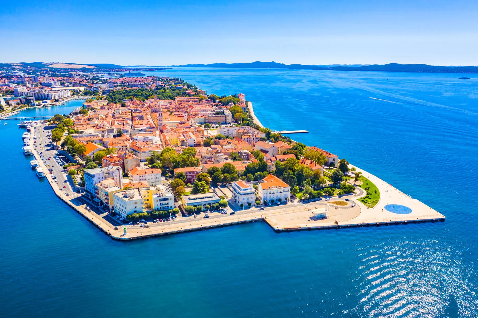 Die schöne Halbinsel Zadar mit einer Meeresorgel und einem Gruß an die Sonne