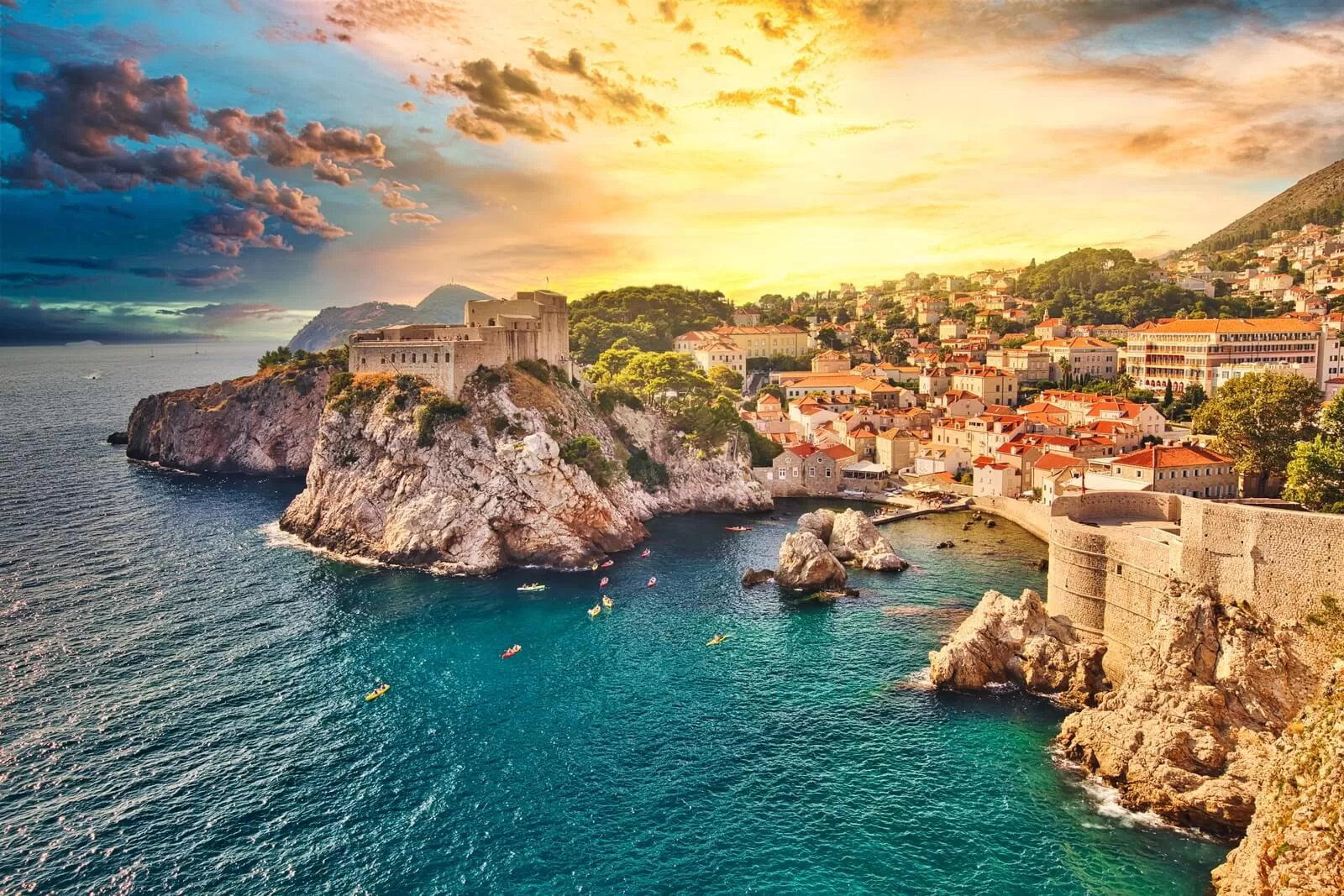 Schöne Mauern von Dubrovnik mit Sonnenuntergängen