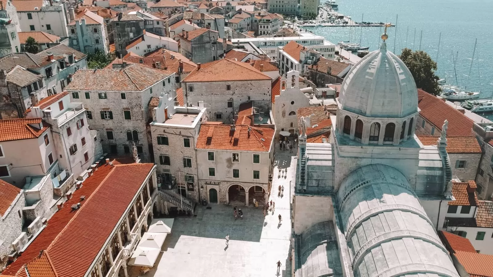 Die bezaubernde Altstadt von Šibenik mit der Kirche St. Jacob