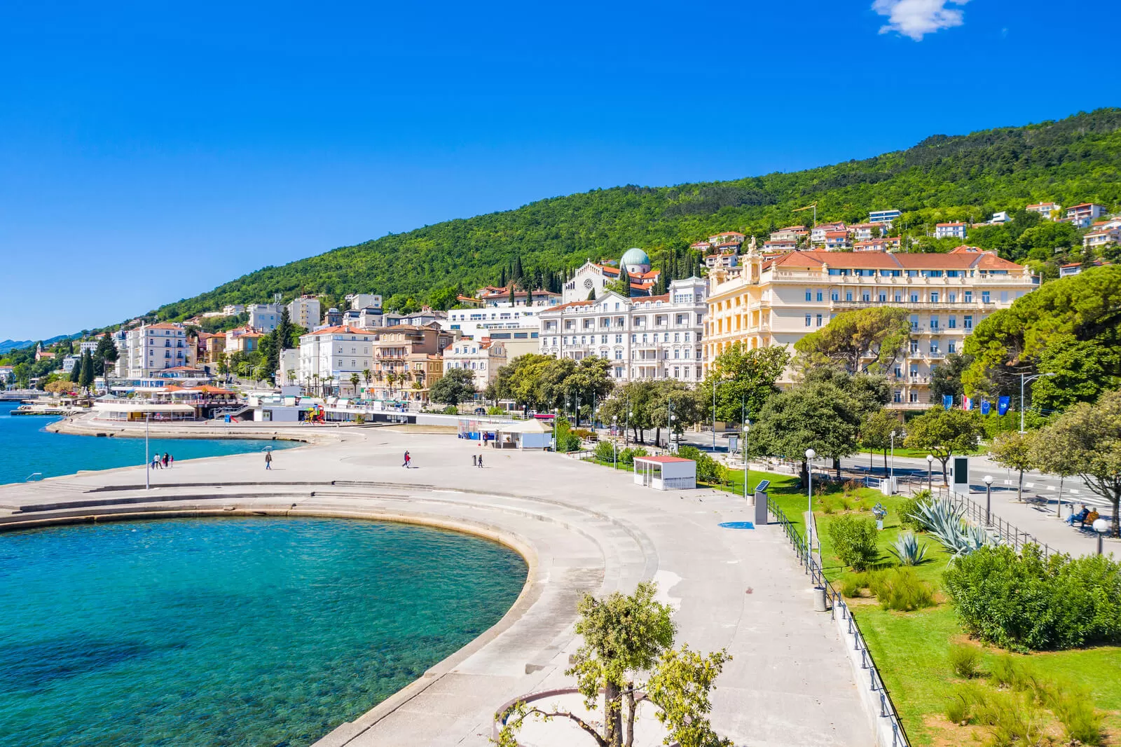 Romantična opatijska šetnica Lungomare s predivnim zelenilom