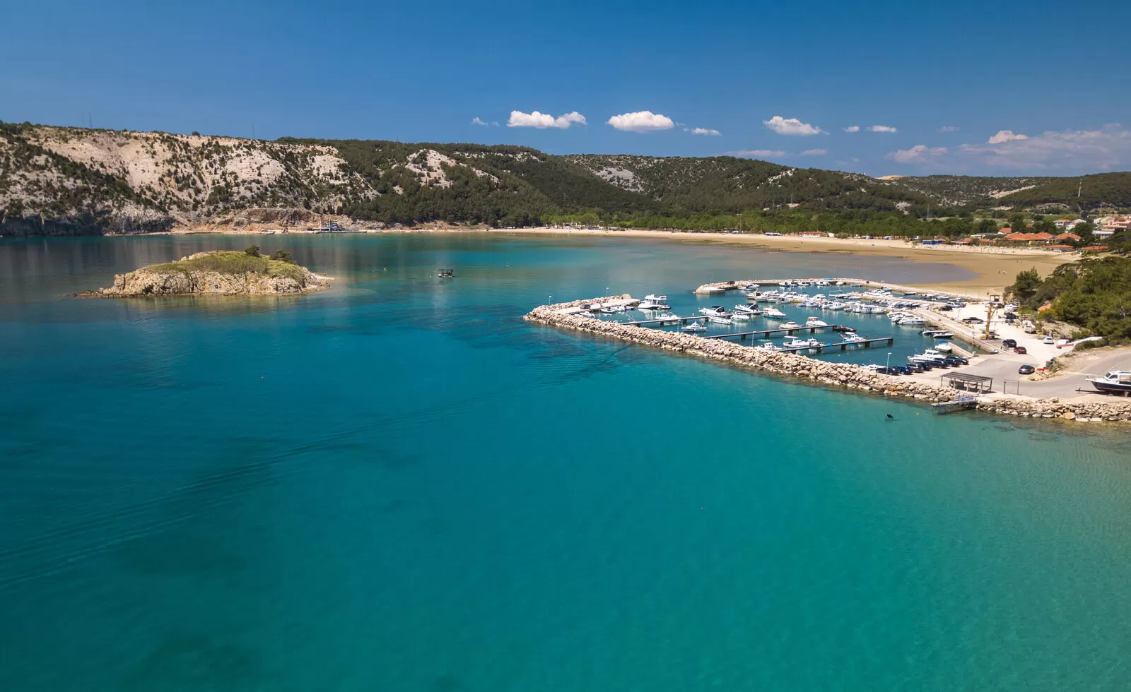 Der weitläufige Paradiesstrand auf der Insel Rab ist von Pinienwäldern umgeben