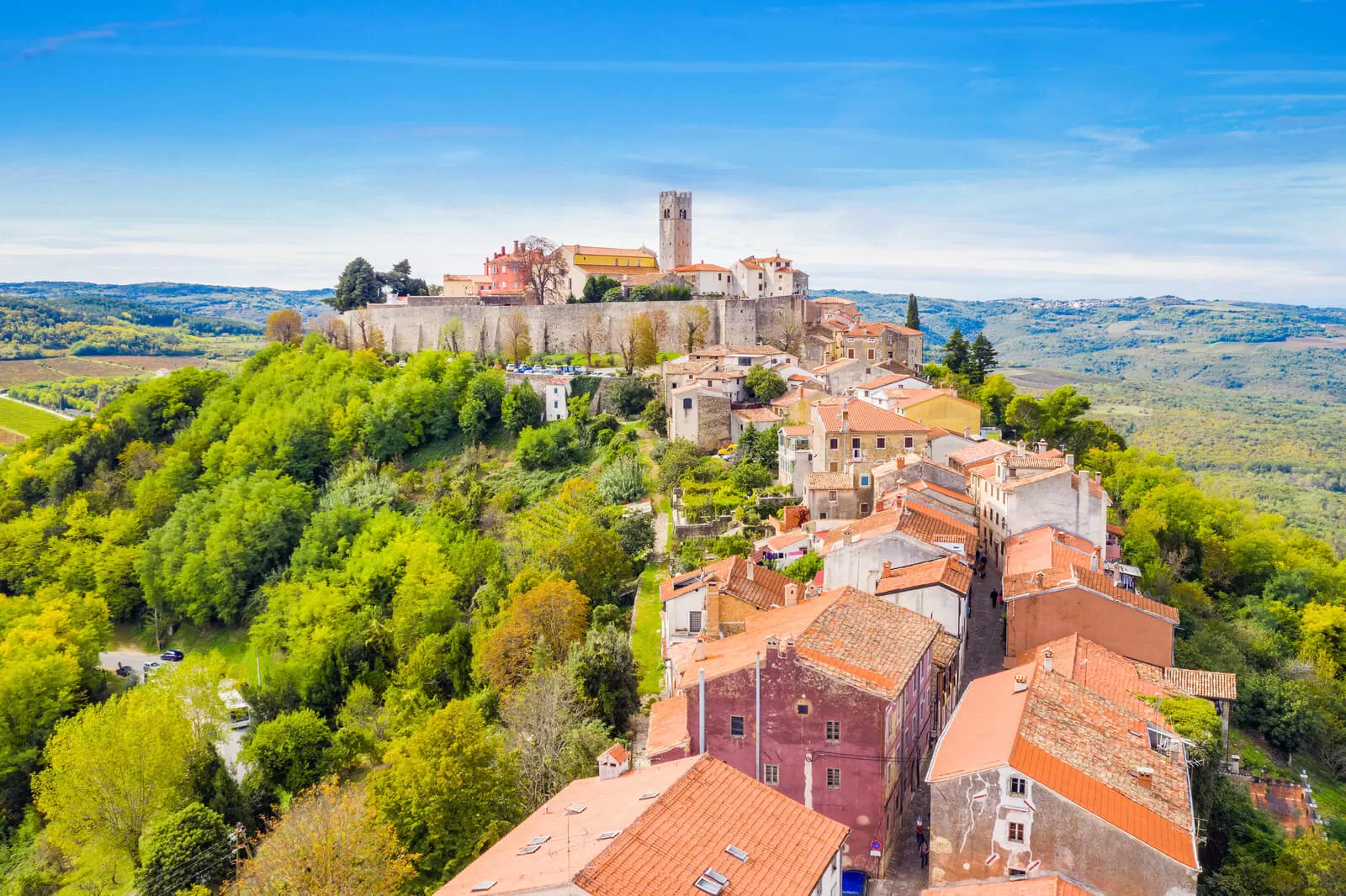 Wunderschönes Motovun, umgeben von Wäldern und Hügeln