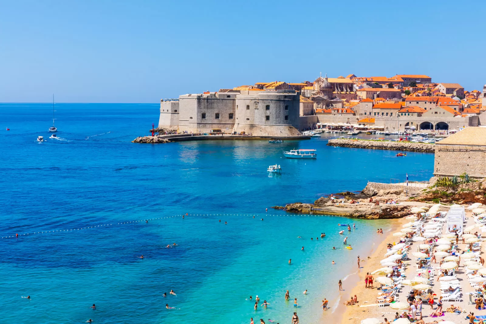 Der berühmte Banje-Strand mit herrlichem Blick auf die Mauern von Dubrovnik