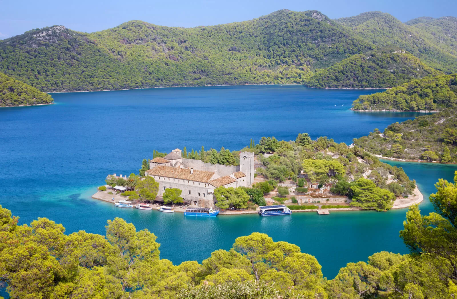 Očaravajući otok Mljet okružen borovim šumama i zelenilom