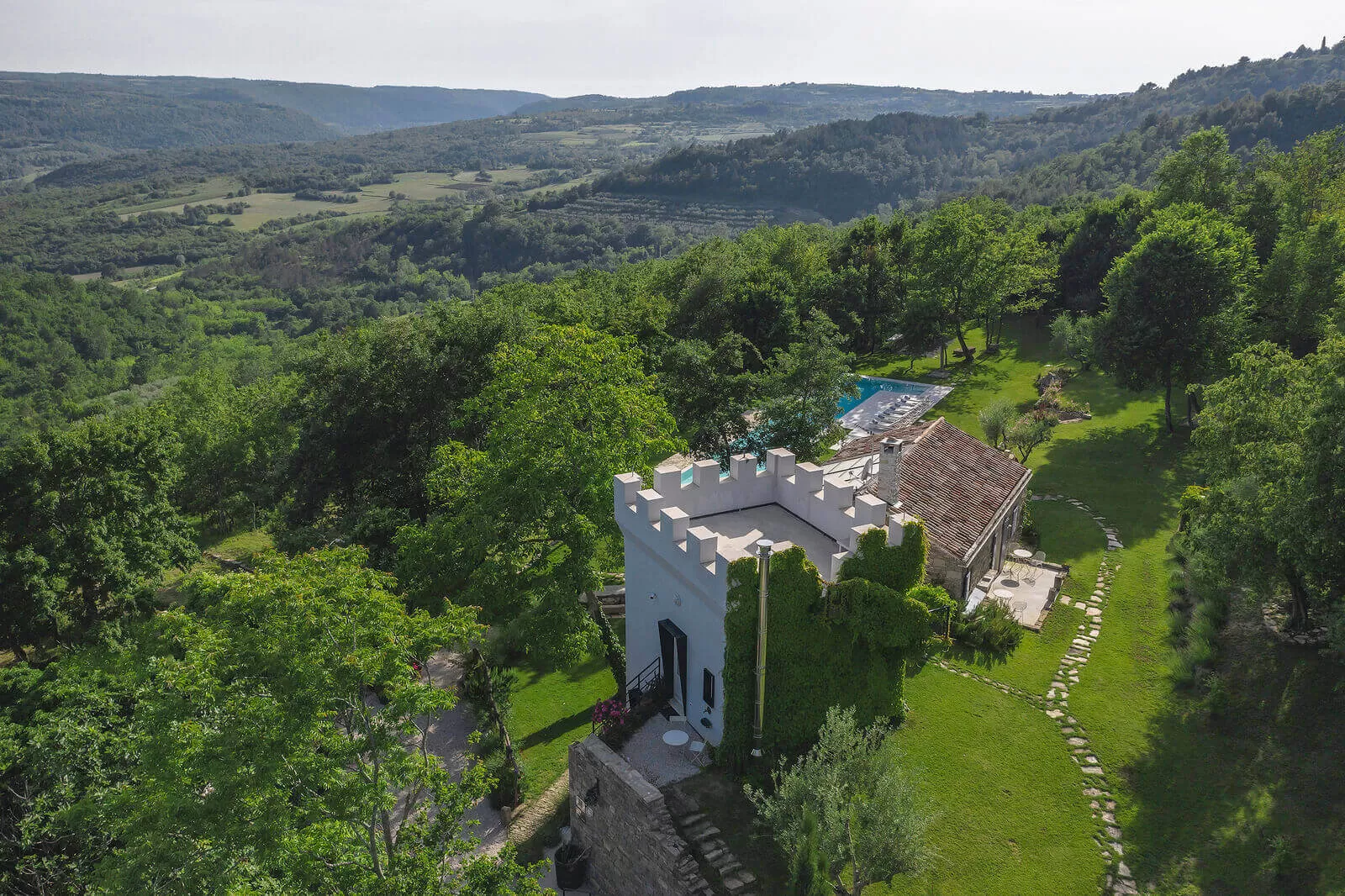 Villa Torrecorta with a rustic design and a terrace for receptions under the stars.