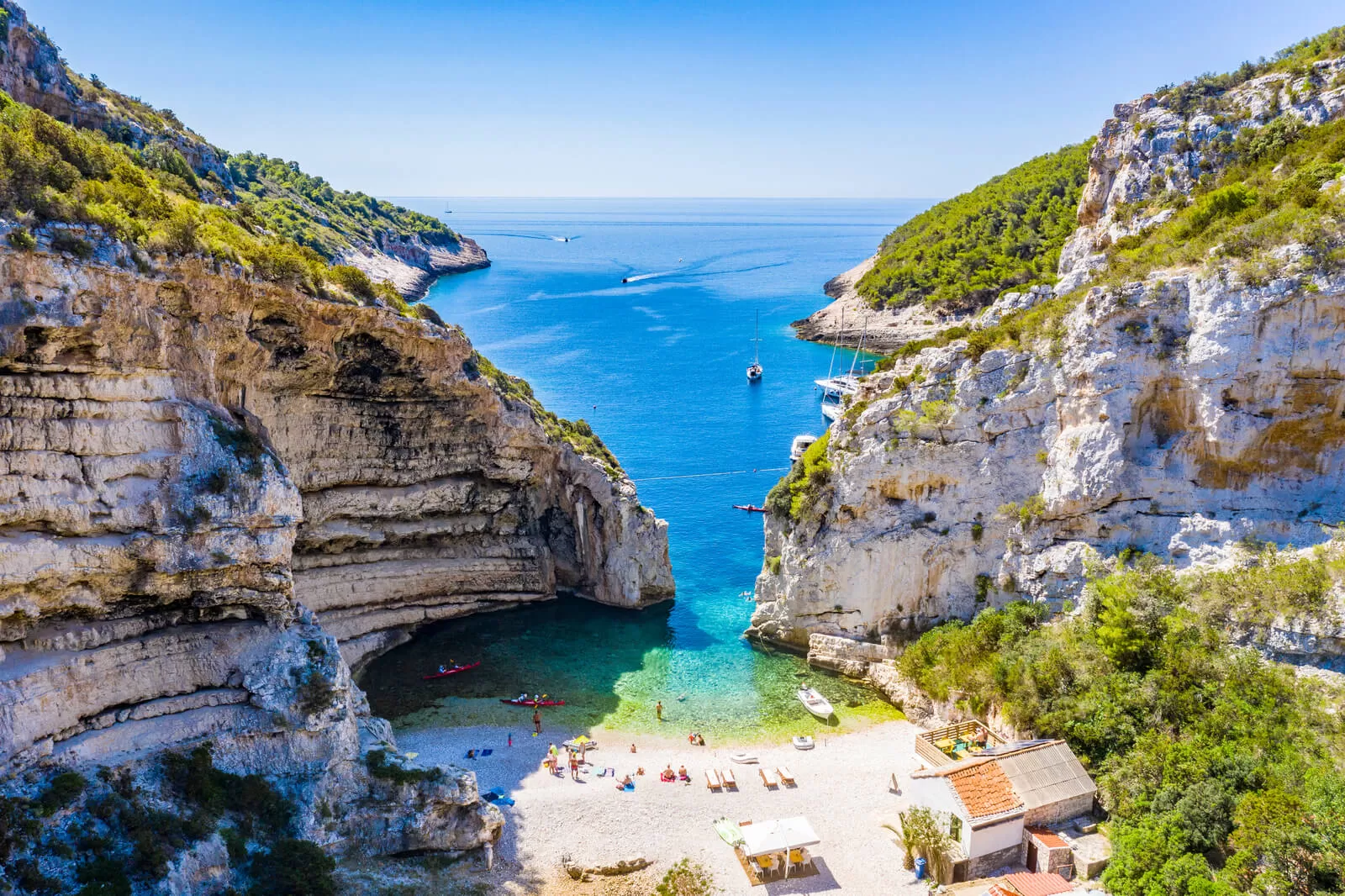 Der einzigartige Stiniva-Strand auf der Insel Vis, umgeben von hohen Felsen